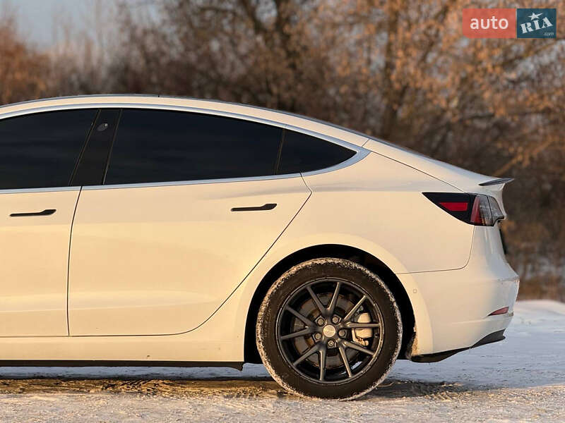Седан Tesla Model 3 2019 в Киеве
