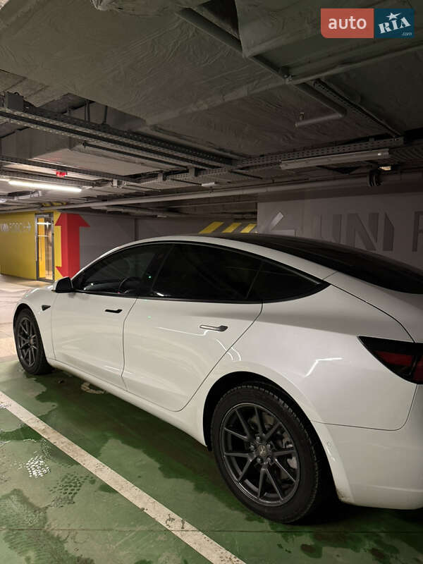 Седан Tesla Model 3 2021 в Львове
