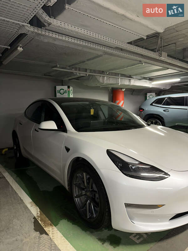 Седан Tesla Model 3 2021 в Львове