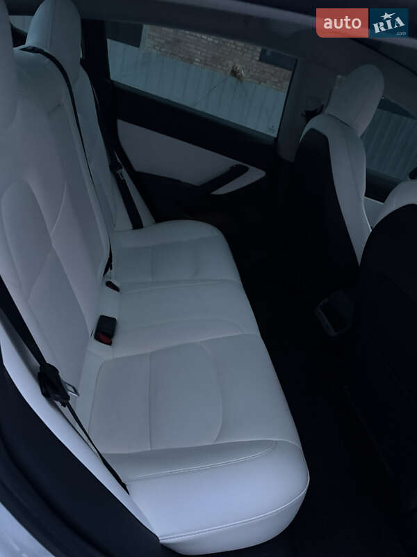 Седан Tesla Model 3 2019 в Винниках