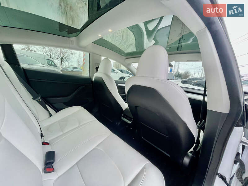 Седан Tesla Model 3 2023 в Львові