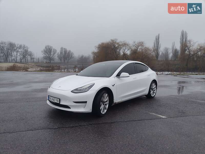 Седан Tesla Model 3 2020 в Олександрії