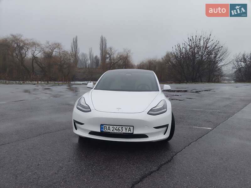 Седан Tesla Model 3 2020 в Олександрії