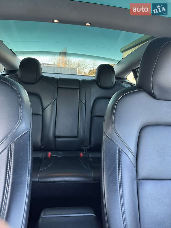 Седан Tesla Model 3 2019 в Киверцах