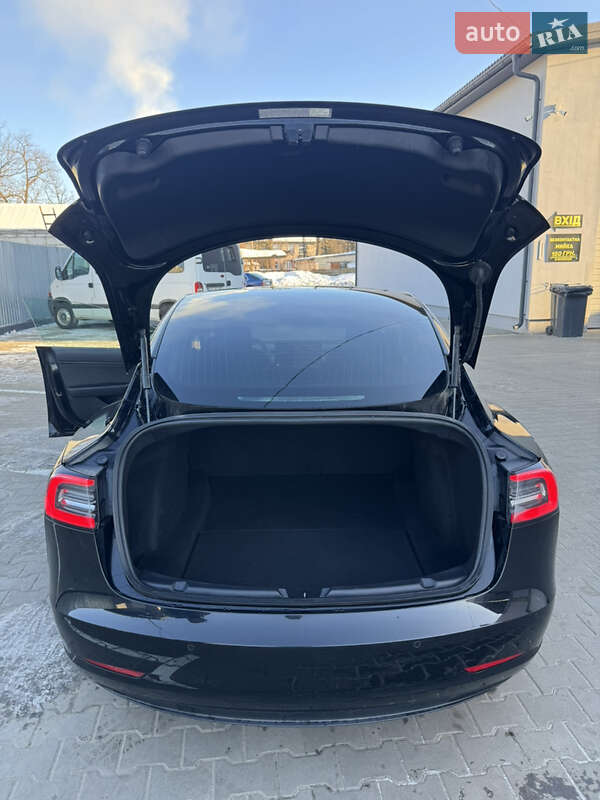 Седан Tesla Model 3 2019 в Киверцах