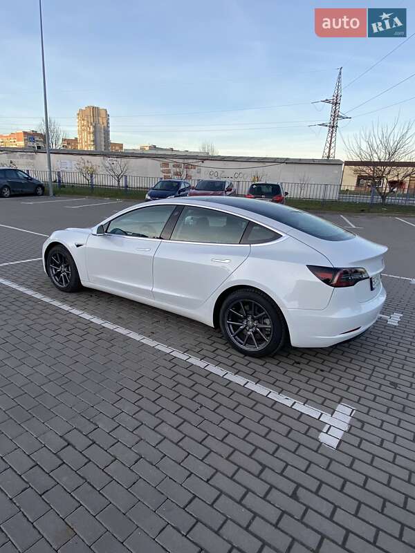 Седан Tesla Model 3 2020 в Львові