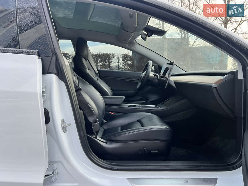 Седан Tesla Model 3 2020 в Києві