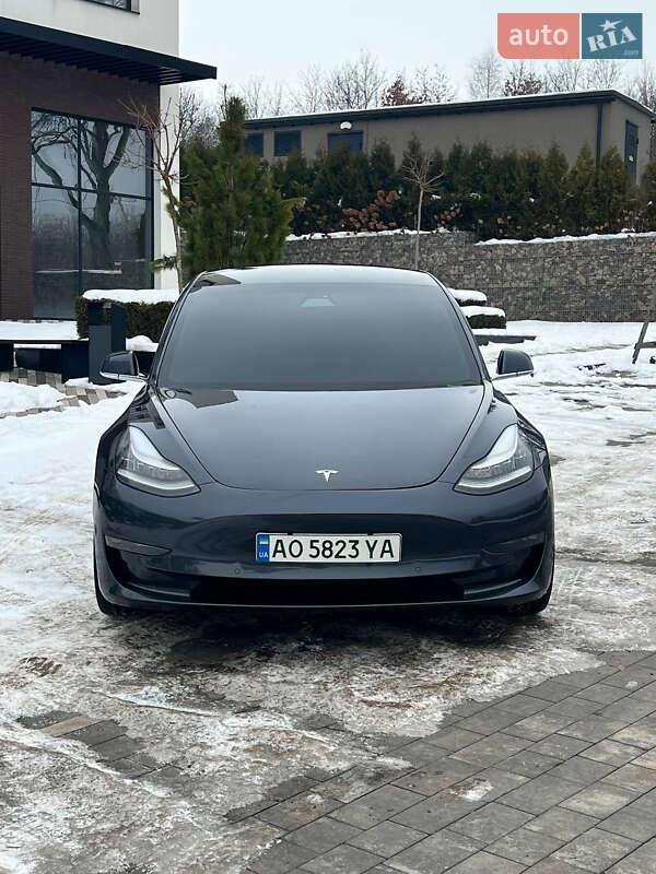 Седан Tesla Model 3 2020 в Ужгороді
