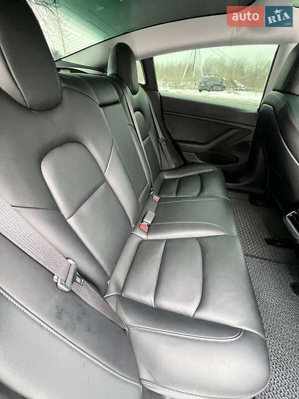 Седан Tesla Model 3 2020 в Ужгороді