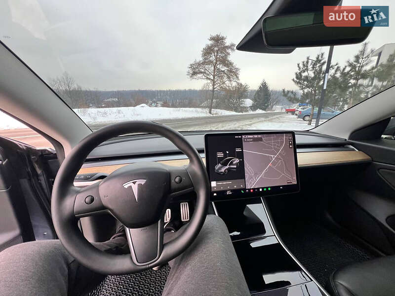 Седан Tesla Model 3 2020 в Ужгороді
