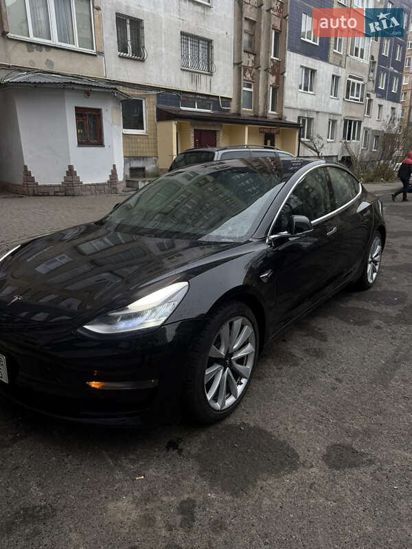 Седан Tesla Model 3 2018 в Львові