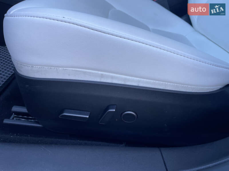 Седан Tesla Model 3 2023 в Луцке