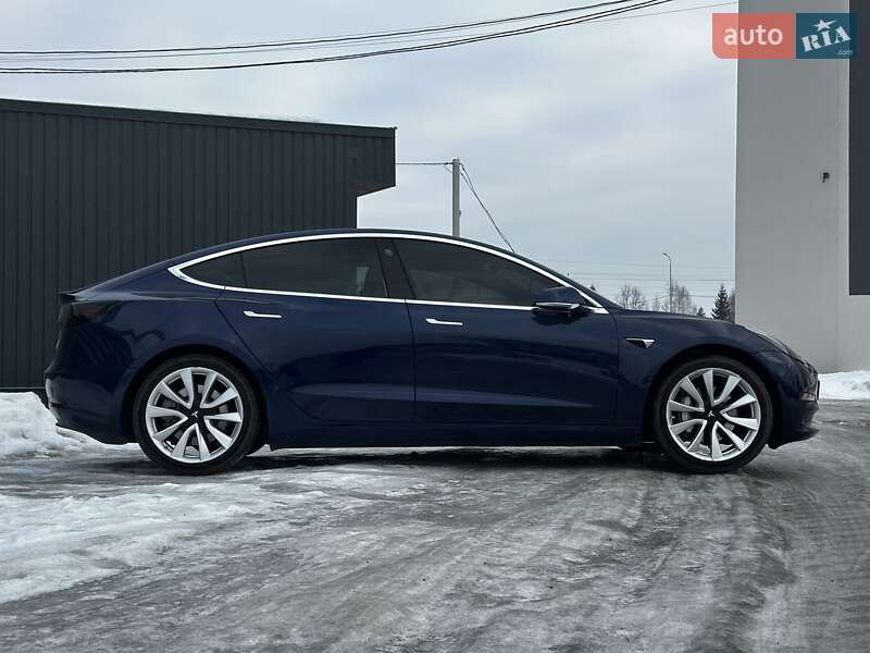 Седан Tesla Model 3 2018 в Львове