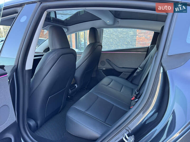 Седан Tesla Model 3 2024 в Кременчуці