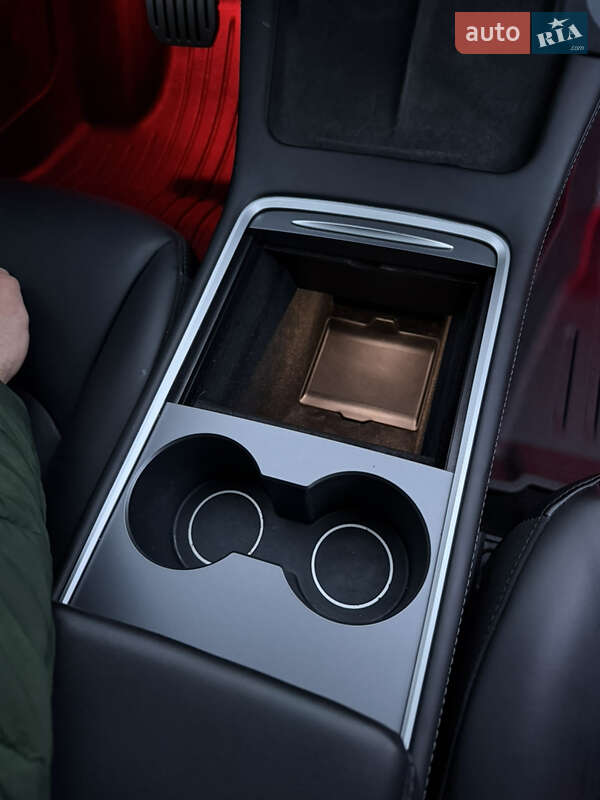 Седан Tesla Model 3 2023 в Львове