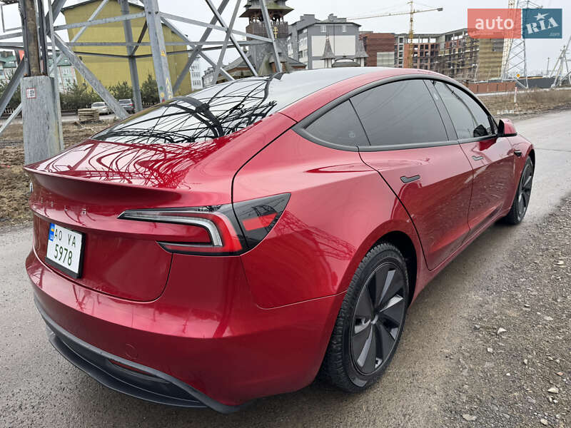 Седан Tesla Model 3 2024 в Ужгороде