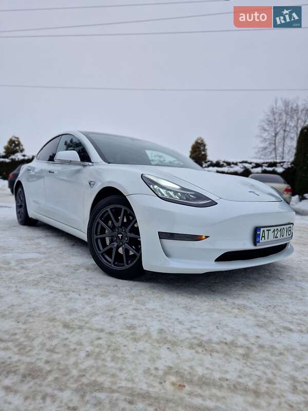Седан Tesla Model 3 2020 в Долине