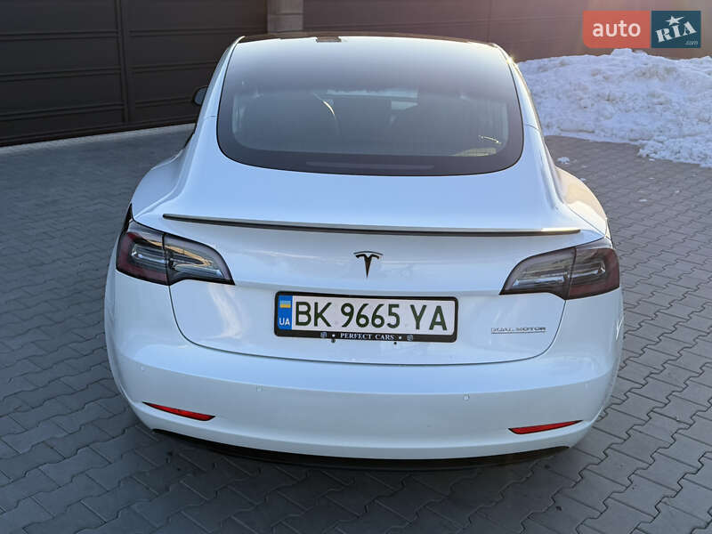 Седан Tesla Model 3 2019 в Ровно