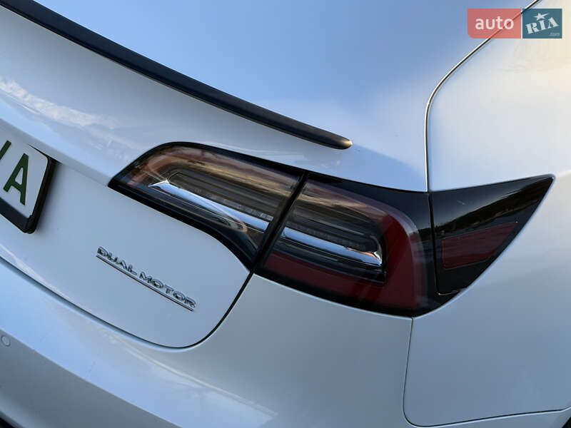 Седан Tesla Model 3 2019 в Ровно