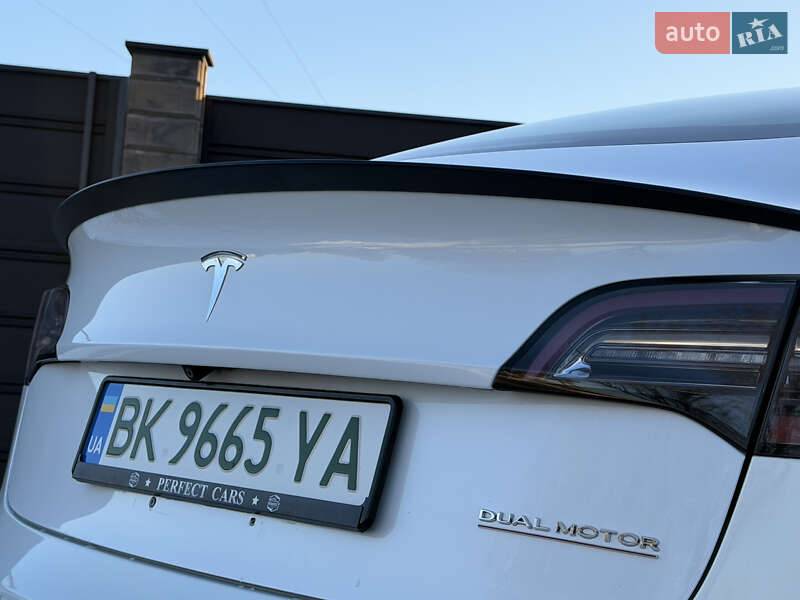 Седан Tesla Model 3 2019 в Ровно