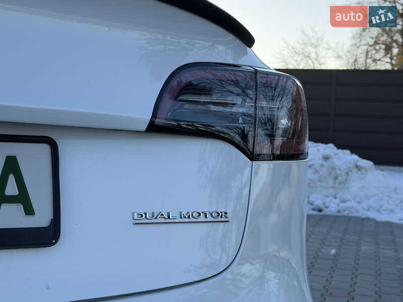 Седан Tesla Model 3 2019 в Ровно