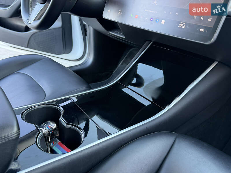 Седан Tesla Model 3 2019 в Ровно