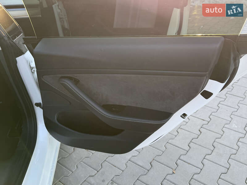 Седан Tesla Model 3 2019 в Ровно