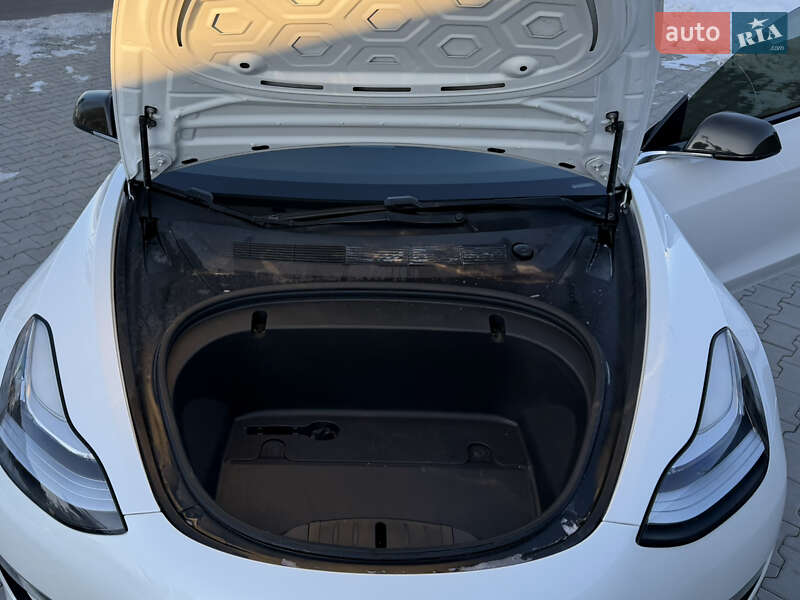 Седан Tesla Model 3 2019 в Ровно