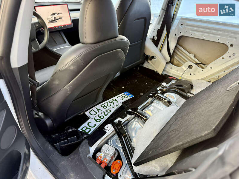 Седан Tesla Model 3 2023 в Львові