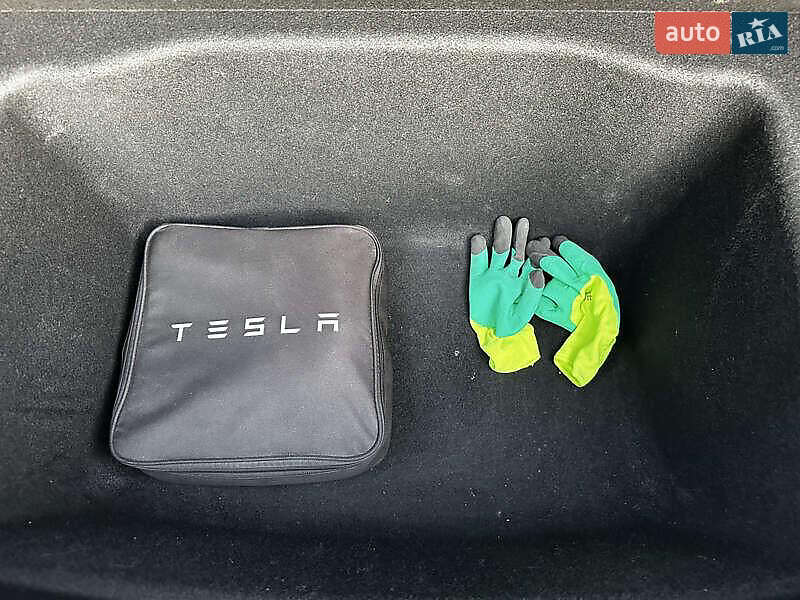 Седан Tesla Model 3 2020 в Львові