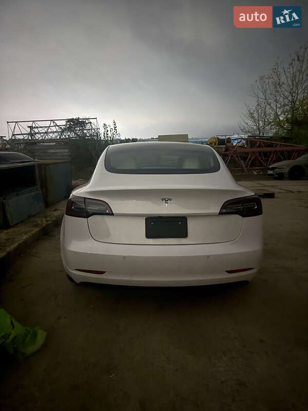 Седан Tesla Model 3 2021 в Киеве