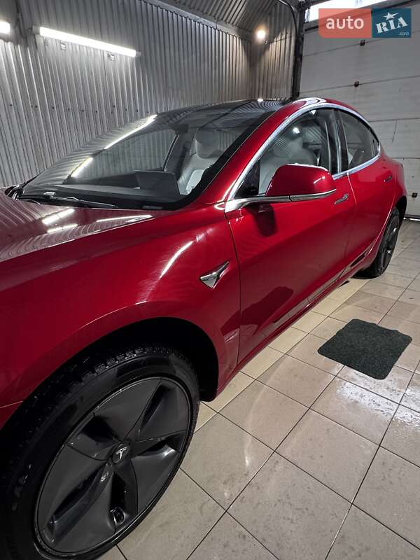 Седан Tesla Model 3 2019 в Львові