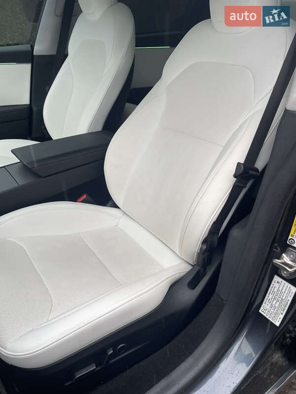 Седан Tesla Model 3 2024 в Ужгороде