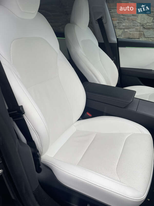 Седан Tesla Model 3 2024 в Ужгороде