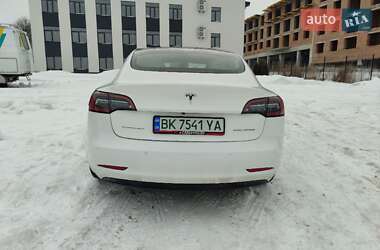 Седан Tesla Model 3 2022 в Ровно