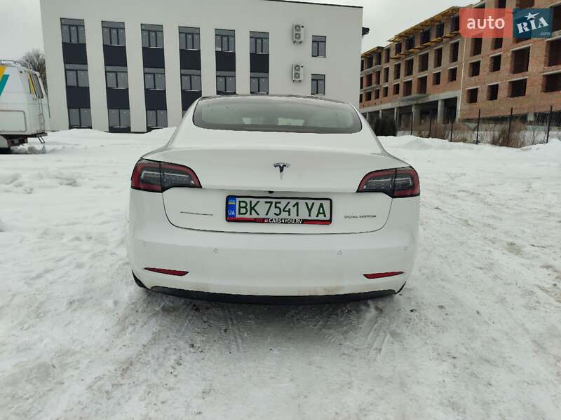 Седан Tesla Model 3 2022 в Ровно