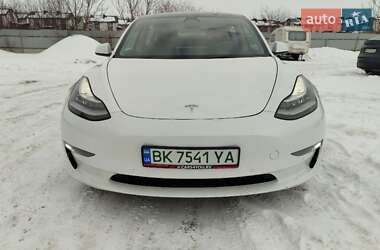 Седан Tesla Model 3 2022 в Ровно