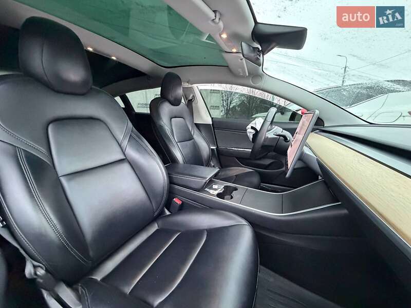 Седан Tesla Model 3 2019 в Луцке
