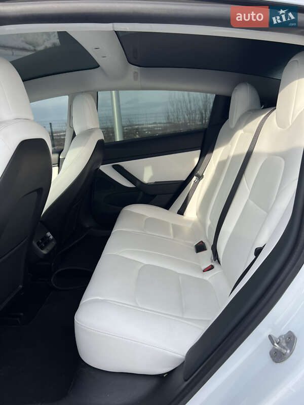 Седан Tesla Model 3 2020 в Львове