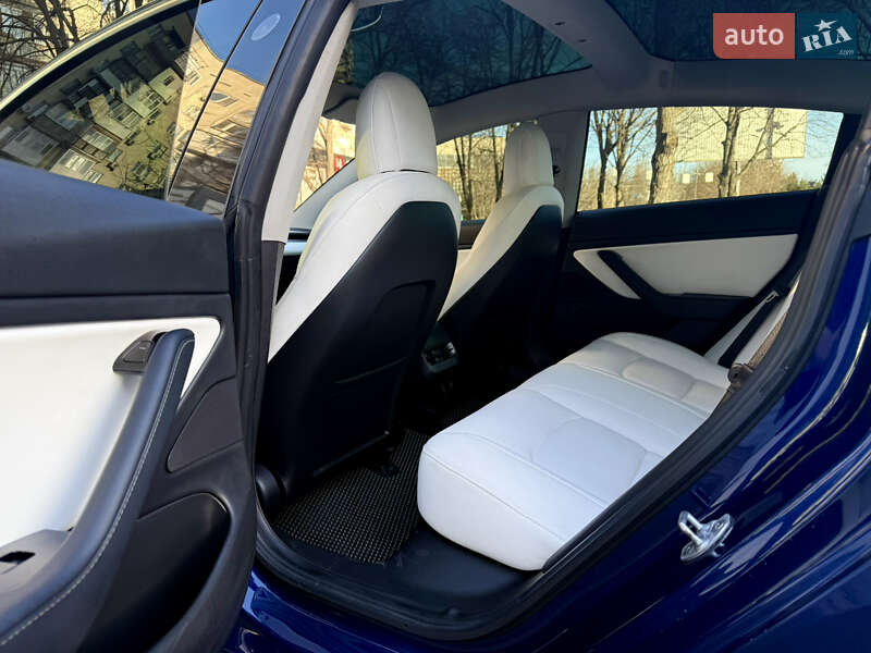 Седан Tesla Model 3 2018 в Одесі