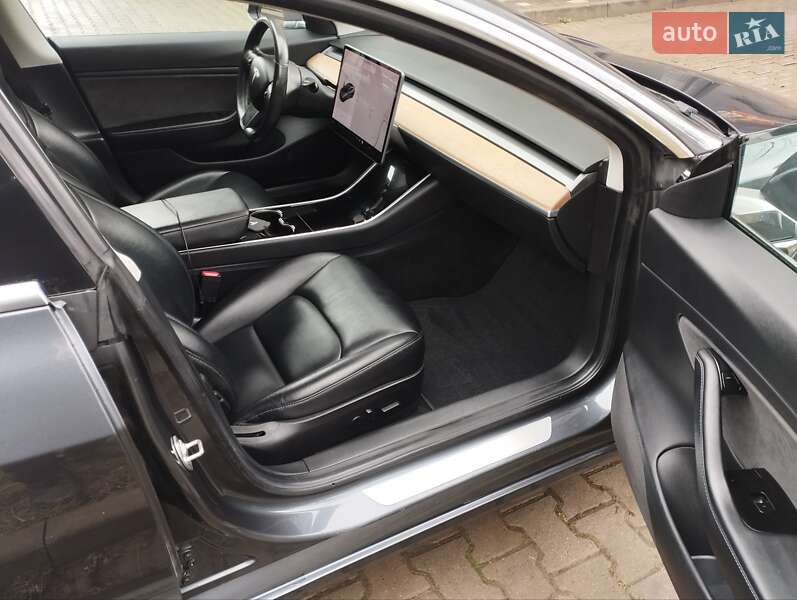 Седан Tesla Model 3 2018 в Ужгороді