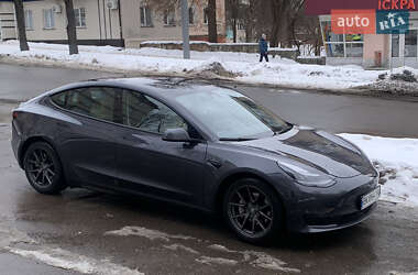 Седан Tesla Model 3 2023 в Вараші