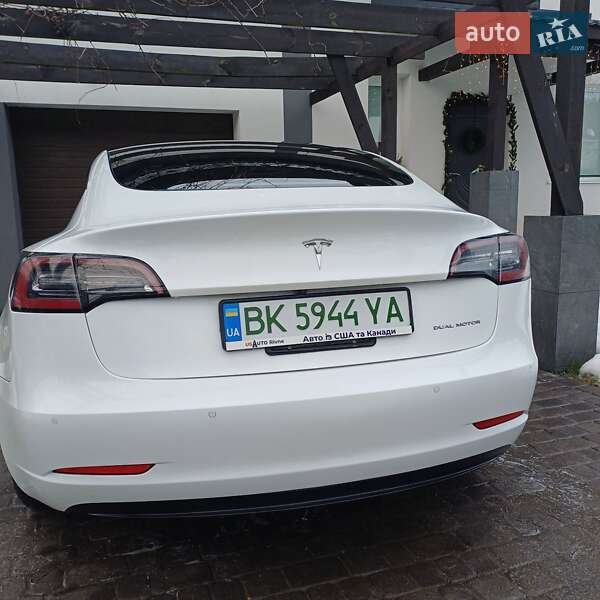 Седан Tesla Model 3 2021 в Остроге