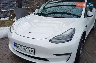 Седан Tesla Model 3 2021 в Остроге
