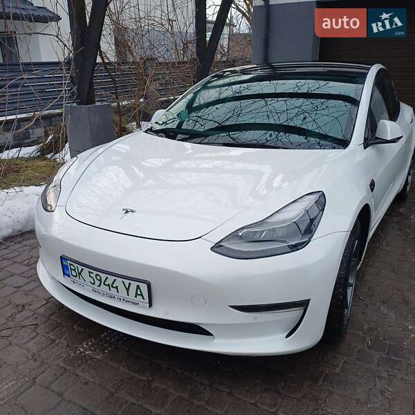 Седан Tesla Model 3 2021 в Остроге