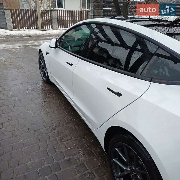 Седан Tesla Model 3 2021 в Остроге
