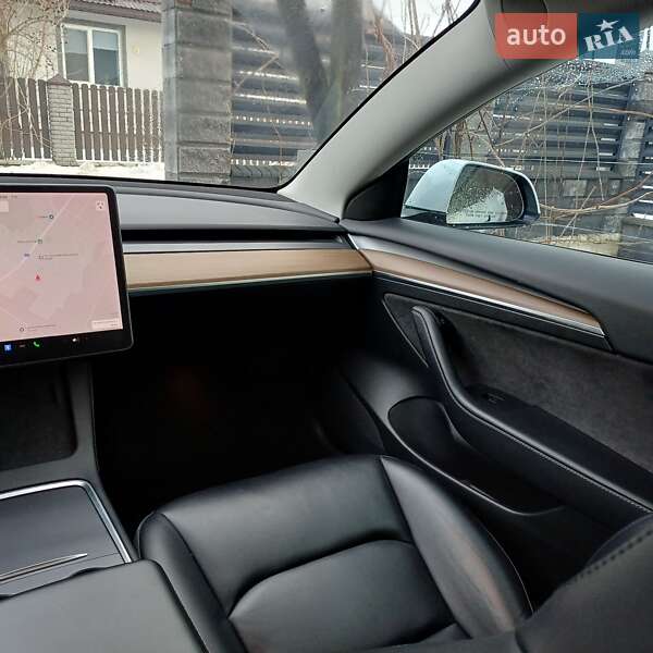 Седан Tesla Model 3 2021 в Остроге