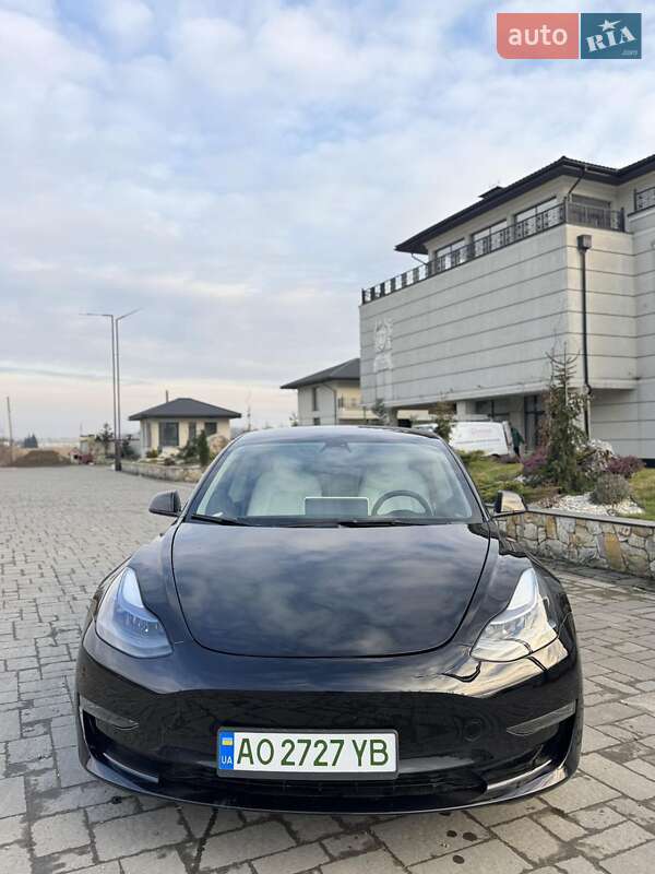 Седан Tesla Model 3 2023 в Хусті