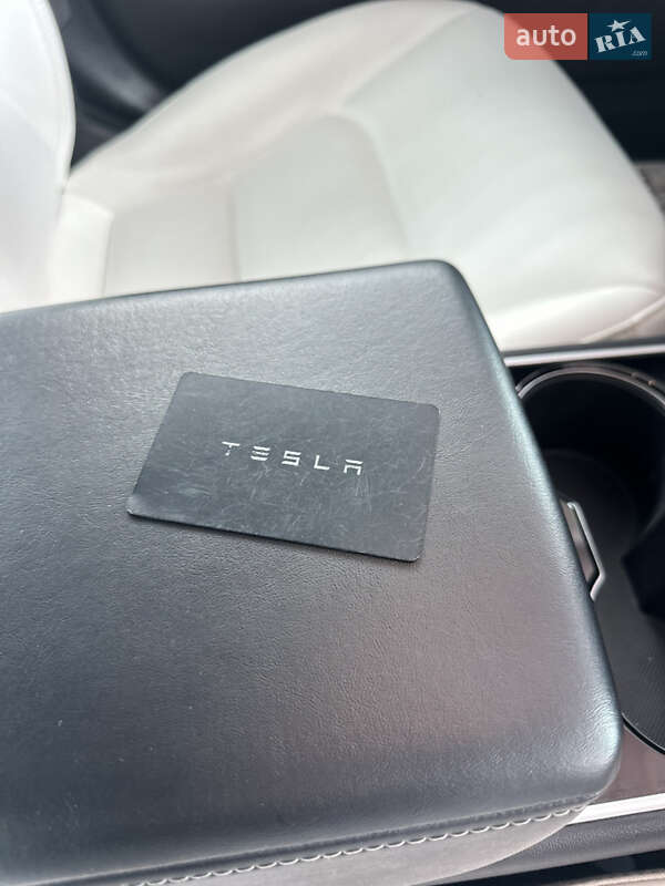 Седан Tesla Model 3 2019 в Львове