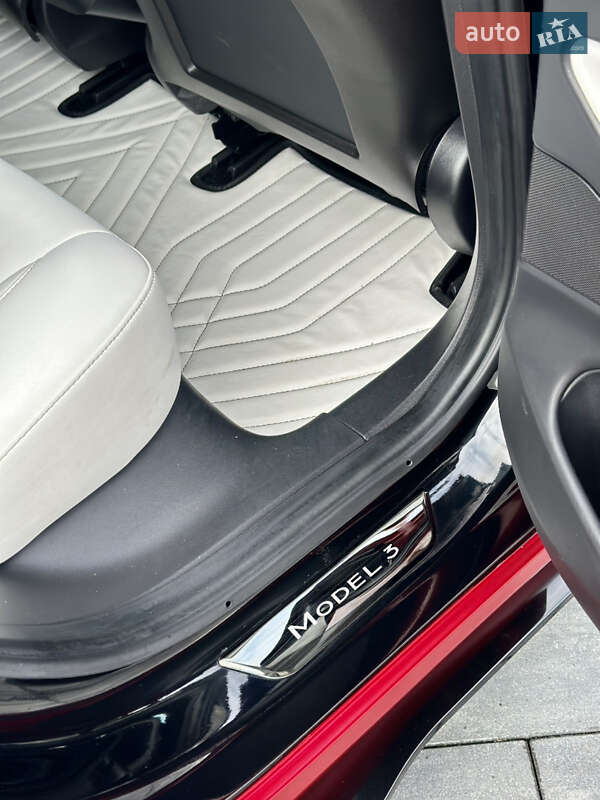 Седан Tesla Model 3 2019 в Львове